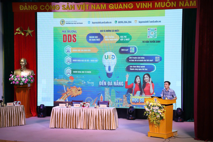 Thạc sĩ Đàm Minh Anh, Phó Trưởng phòng Phòng Đào tạo trình bày tham luận: Trường Đại học Sư phạm - Đại học Đà Nẵng với kỳ thi tốt nghiệp trung học phổ thông, bồi dưỡng giáo viên, tư vấn hướng nghiệp. Ảnh: UED 4fa99736b1870fd95696.jpg