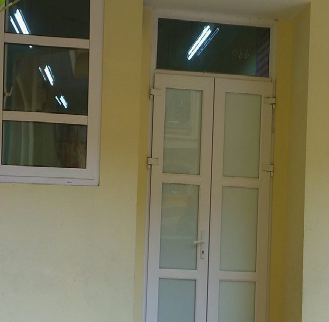 Cửa phòng đoàn đội luôn đóng kín mít nên hoạt động thăm khám bên trong diễn ra bình thường, không sợ bị phát hiện (ảnh Trinh Phúc). Cửa phòng đoàn đội luôn đóng kín mít nên hoạt động thăm khám bên trong diễn ra bình thường, không sợ bị phát hiện (ảnh Trinh Phúc).