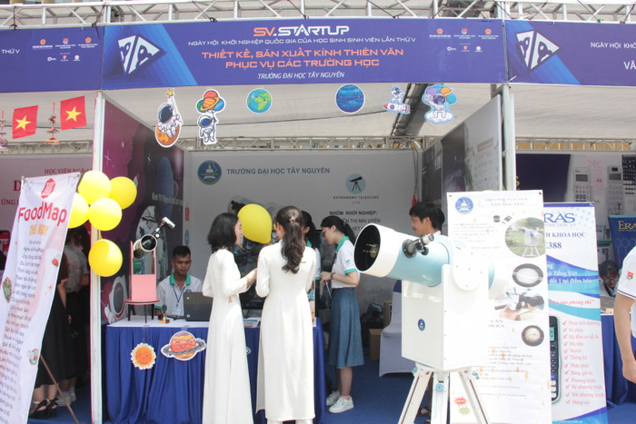 Mô hình kính thiên văn của Trường Đại học Tây Nguyên.