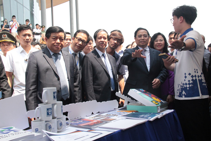 Tại đây, Thủ tướng đã lắng nghe các thuyết trình về việc chế tạo sản phẩm cũng như những ứng dụng thực tiễn của nó để có thể hướng tới sản xuất thương mại trong tương lai.