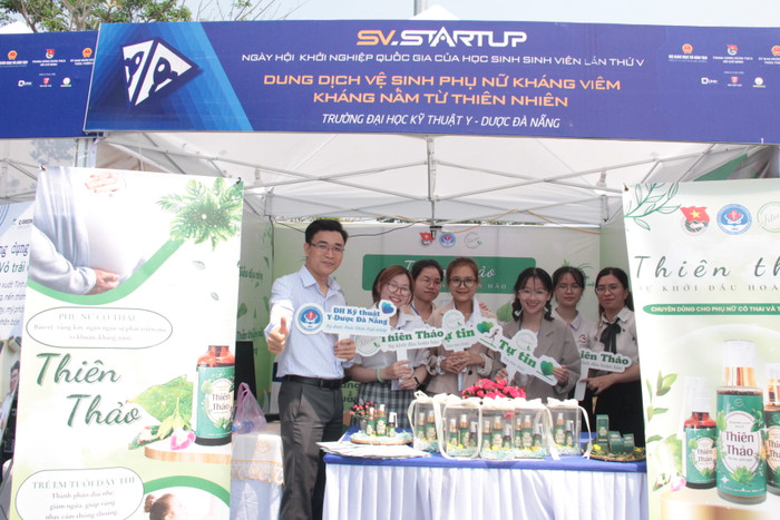 Trường Đại học Kỹ thuật - Y Dược Đà Nẵng trưng bày sản phẩm được bào chế từ thiên nhiên.