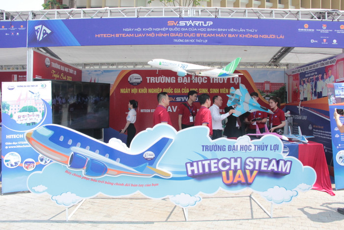 Gian hàng trưng bày sản phẩm độc - lạ của Trường Đại học Thủy Lợi.