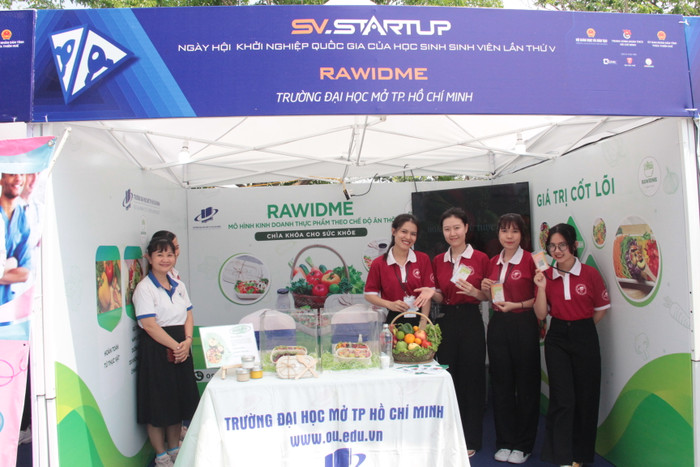 Sản phẩm chiết xuất từ thiên nhiên của nhóm sinh viên Trường Đại học Mở thành phố Hồ Chí Minh.