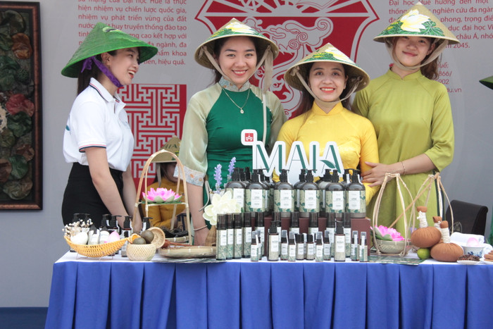 Đại học Huế với các sản phẩm phục vụ du lịch.