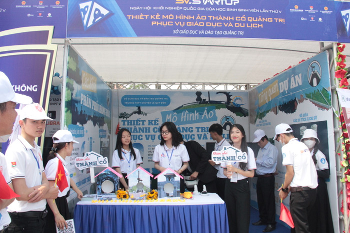 Sở Giáo dục và Đào tạo Quảng Trị cũng mang đến ngày hội thiết kế mô hình ảo thành cổ Quảng Trị để phục vụ cho việc dạy học cho học sinh.