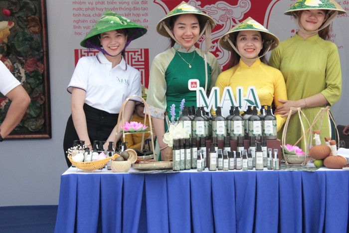 Một sản phẩm do sinh viên Đại học Huế nghiên cứu, chế tạo mang đến triển lãm tại ngày hội khởi nghiệp. Ảnh: AN Một sản phẩm do sinh viên Đại học Huế nghiên cứu, chế tạo mang đến triển lãm tại ngày hội khởi nghiệp. Ảnh: AN