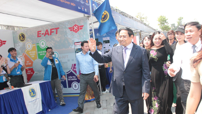 Thủ tướng Phạm Minh Chính đến thăm các gian hàng trưng bày sản phẩm khởi nghiệp của học sinh, sinh viên. Ảnh: AN Thủ tướng Phạm Minh Chính đến thăm các gian hàng trưng bày sản phẩm khởi nghiệp của học sinh, sinh viên. Ảnh: AN