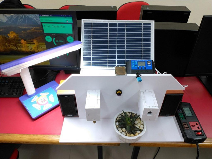 Bộ kiểm soát nhà thông minh do nhóm sinh viên Đại học Huế sáng chế. Ảnh: NM