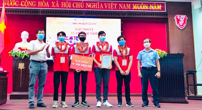 Sáng chế công nghệ của nhóm sinh viên khoa Kỹ Thuật và Công nghệ (Đại học Huế) được trao giải nhất trong cuộc thi về công nghệ do Đại học Huế tổ chức. Ảnh: NM