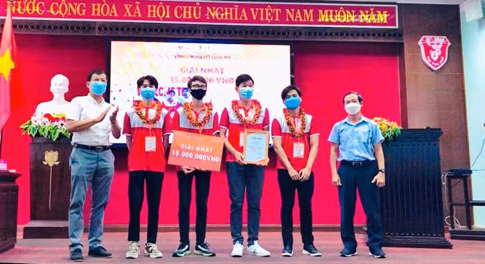 Sáng chế công nghệ của nhóm sinh viên khoa Kỹ Thuật và Công nghệ (Đại học Huế) được trao giải nhất trong cuộc thi về công nghệ do Đại học Huế tổ chức. Ảnh: NM