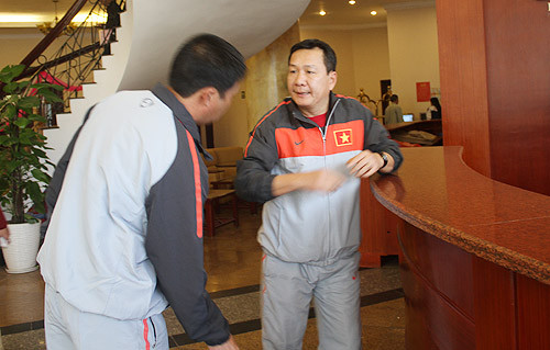 HLV Hoàng Văn Phúc làm thủ tục nhận phòng. HLV Hoàng Văn Phúc làm thủ tục nhận phòng.