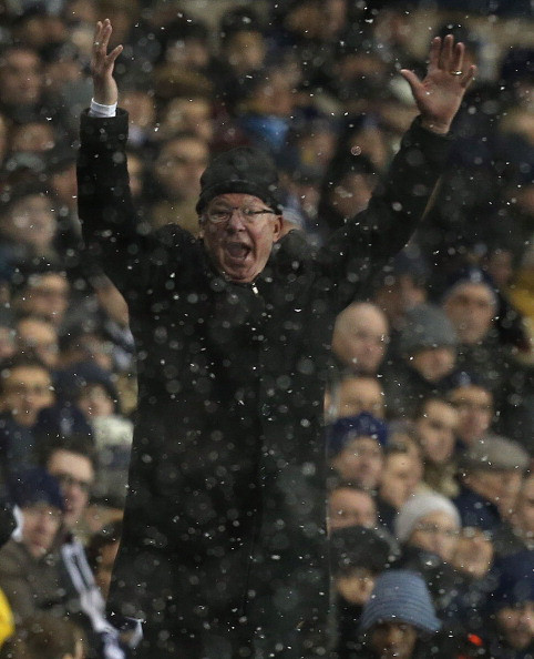 Sir Alex nổi đóa với trọng tài. Sir Alex nổi đóa với trọng tài.