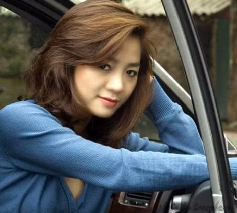 Thúy Hằng - bạn gái của 'lão thần đồng' bóng đá Việt Nam.