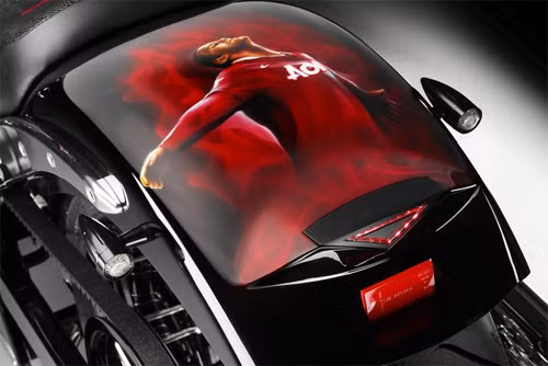 Hình ảnh R10 ăn mừng siêu phẩm vào lưới Man City hồi năm 2011 được in trên xe.