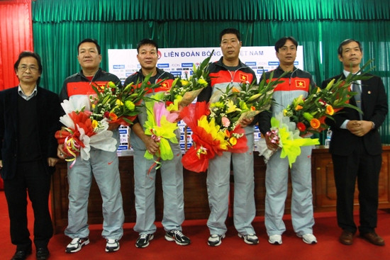 Tới dự và phát biểu tại buổi lễ, Phó chủ tịch Nguyễn Lân Trung khẳng định lãnh đạo VFF sẽ tiếp tục quan tâm và chỉ đạo sát sao nhằm tạo những điều kiện thuận lợi nhất trong quá trình chuẩn bị và thi đấu của đội tuyển. Bên cạnh đó, VFF cũng mong muốn nhận được sự ủng hộ của các cơ quan truyền thông báo chí, của người hâm mộ để HLV Hoàng Văn Phúc cùng các tuyển thủ tự tin hoàn thành nhiệm vụ. Tới dự và phát biểu tại buổi lễ, Phó chủ tịch Nguyễn Lân Trung khẳng định lãnh đạo VFF sẽ tiếp tục quan tâm và chỉ đạo sát sao nhằm tạo những điều kiện thuận lợi nhất trong quá trình chuẩn bị và thi đấu của đội tuyển. Bên cạnh đó, VFF cũng mong muốn nhận được sự ủng hộ của các cơ quan truyền thông báo chí, của người hâm mộ để HLV Hoàng Văn Phúc cùng các tuyển thủ tự tin hoàn thành nhiệm vụ.