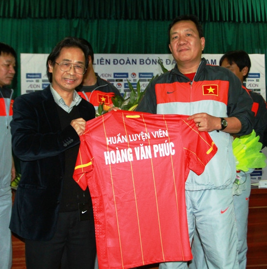 Ngày 6/2, ĐTQG sẽ tiếp ĐT UAE trên SVĐQG Mỹ Đình trong trận ra quân tại vòng loại Asian Cup 2015. Trước đó, ĐTVN sẽ khởi động bằng trận đá tập với CLB XM Vicem Hải Phòng tại sân Lạch Tray (Hải Phòng) vào ngày 26/1 và với CLB Hà Nội T&T trên sân Hàng Đẫy vào ngày 28/1. Tiếp đó, ngày 31/1, thầy trò HLV Hoàng Văn Phúc sẽ tiếp tục “làm nóng” bằng trận giao hữu gặp CLB Hyundai Mipo Dolphin (Hàn Quốc) trên sân Hàng Đẫy (Hà Nội). Ngày 6/2, ĐTQG sẽ tiếp ĐT UAE trên SVĐQG Mỹ Đình trong trận ra quân tại vòng loại Asian Cup 2015. Trước đó, ĐTVN sẽ khởi động bằng trận đá tập với CLB XM Vicem Hải Phòng tại sân Lạch Tray (Hải Phòng) vào ngày 26/1 và với CLB Hà Nội T&T trên sân Hàng Đẫy vào ngày 28/1. Tiếp đó, ngày 31/1, thầy trò HLV Hoàng Văn Phúc sẽ tiếp tục “làm nóng” bằng trận giao hữu gặp CLB Hyundai Mipo Dolphin (Hàn Quốc) trên sân Hàng Đẫy (Hà Nội).