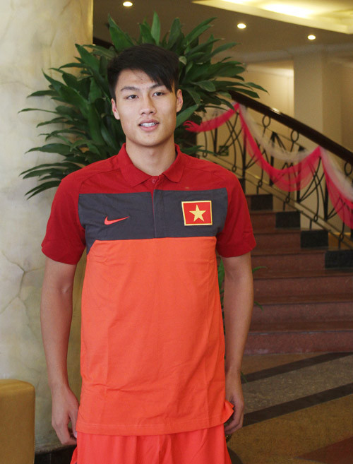 Cũng trong chiều nay, các tuyển thủ Việt Nam đã hội quân tại khách sạn La Thành (Hà Nội). Cầu thủ Việt kiều Mạc Hồng Quân là người có mặt sớm nhất. Cũng trong chiều nay, các tuyển thủ Việt Nam đã hội quân tại khách sạn La Thành (Hà Nội). Cầu thủ Việt kiều Mạc Hồng Quân là người có mặt sớm nhất.