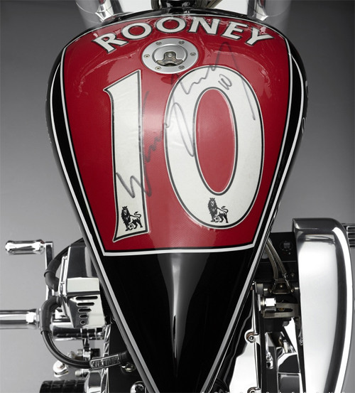 Trên nắp bình xăng là số áo của Rooney. Trên nắp bình xăng là số áo của Rooney.