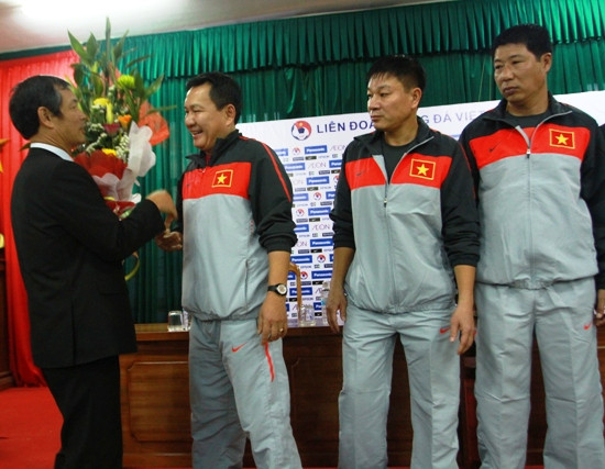 Liên quan đến sự góp mặt của hai cầu thủ Việt kiều là Mạc Hồng Quân và Nguyễn Michal, HLV Hoàng Văn Phúc cho biết: “Cánh cửa đội tuyển luôn rộng mở đối với các tài năng đang sinh sống tại nước ngoài muốn trở về đóng góp cho quê hương. Mạc Hồng Quân đã thể hiện được khả năng và chính thức có tên trong danh sách triệu tập. Còn Nguyễn Michal sẽ phải trải qua quá trình đánh giá sắp tới. Nếu đạt các yêu cầu về chuyên môn của BHL, Nguyễn Michal sẽ được bổ sung vào danh sách dự vòng loại Asian Cup 2015. Tôi hy vọng Nguyễn Michal sẽ thể hiện được khả năng của mình bởi hiện tại đội tuyển đang rất cần những nhân tố có thể hình tốt ở vị trí trung phong và trung vệ”. Liên quan đến sự góp mặt của hai cầu thủ Việt kiều là Mạc Hồng Quân và Nguyễn Michal, HLV Hoàng Văn Phúc cho biết: “Cánh cửa đội tuyển luôn rộng mở đối với các tài năng đang sinh sống tại nước ngoài muốn trở về đóng góp cho quê hương. Mạc Hồng Quân đã thể hiện được khả năng và chính thức có tên trong danh sách triệu tập. Còn Nguyễn Michal sẽ phải trải qua quá trình đánh giá sắp tới. Nếu đạt các yêu cầu về chuyên môn của BHL, Nguyễn Michal sẽ được bổ sung vào danh sách dự vòng loại Asian Cup 2015. Tôi hy vọng Nguyễn Michal sẽ thể hiện được khả năng của mình bởi hiện tại đội tuyển đang rất cần những nhân tố có thể hình tốt ở vị trí trung phong và trung vệ”.