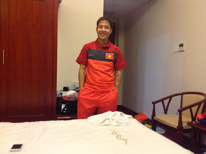 Tiền vệ Danh Ngọc háo hức khi được khoác áo tuyển Việt Nam. Tiền vệ Danh Ngọc háo hức khi được khoác áo tuyển Việt Nam.