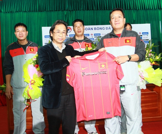 LÝ LỊCH TRÍCH NGANG Họ và tên: Hoàng Văn Phúc Năm sinh: 1964 Chức vụ: Quyền HLV trưởng ĐT Việt Nam Bằng cấp: Bằng A- AFC Thành tích huấn luyện: 1. Cấp Câu lạc bộ: - 2012: Dẫn dắt CLB Hà Nội xếp thứ Nhì tại giải HNQG 2. Cấp đội tuyển: - 2009: Dẫn dắt ĐT U16 QG lọt vào VCK giải bóng đá U16 châu Á - 2010: Dẫn dắt ĐT U16 QG vô địch Đông Nam Á - 2011: Dẫn dắt ĐT U19 QG lọt vào VCK giải bóng đá U19 châu Á - 2012: Dẫn dắt ĐT U22 QG giành hạng Nhì tại giải quốc tế BTV Cup LÝ LỊCH TRÍCH NGANG Họ và tên: Hoàng Văn Phúc Năm sinh: 1964 Chức vụ: Quyền HLV trưởng ĐT Việt Nam Bằng cấp: Bằng A- AFC Thành tích huấn luyện: 1. Cấp Câu lạc bộ: - 2012: Dẫn dắt CLB Hà Nội xếp thứ Nhì tại giải HNQG 2. Cấp đội tuyển: - 2009: Dẫn dắt ĐT U16 QG lọt vào VCK giải bóng đá U16 châu Á - 2010: Dẫn dắt ĐT U16 QG vô địch Đông Nam Á - 2011: Dẫn dắt ĐT U19 QG lọt vào VCK giải bóng đá U19 châu Á - 2012: Dẫn dắt ĐT U22 QG giành hạng Nhì tại giải quốc tế BTV Cup