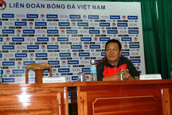 Tại buổi lễ, HLV Hoàng Văn Phúc cũng chia sẻ quan điểm của mình khi bắt tay vào xây dựng lực lượng cũng như lối chơi cho ĐTQG. Ông Phúc nói: “Các cầu thủ của chúng ta có ưu điểm là kỹ thuật tốt, khéo léo nhưng nhược điểm là thể hình thấp, nhỏ. Vì vậy, tôi cho rằng lối chơi phối hợp nhỏ vẫn là phù hợp nhất đối với đội tuyển. Tôi hy vọng trong thời gian tới, các cầu thủ sẽ nắm bắt tốt ý tưởng của BHL và vận dụng hiệu quả trong quá trình thi đấu”. Tại buổi lễ, HLV Hoàng Văn Phúc cũng chia sẻ quan điểm của mình khi bắt tay vào xây dựng lực lượng cũng như lối chơi cho ĐTQG. Ông Phúc nói: “Các cầu thủ của chúng ta có ưu điểm là kỹ thuật tốt, khéo léo nhưng nhược điểm là thể hình thấp, nhỏ. Vì vậy, tôi cho rằng lối chơi phối hợp nhỏ vẫn là phù hợp nhất đối với đội tuyển. Tôi hy vọng trong thời gian tới, các cầu thủ sẽ nắm bắt tốt ý tưởng của BHL và vận dụng hiệu quả trong quá trình thi đấu”.