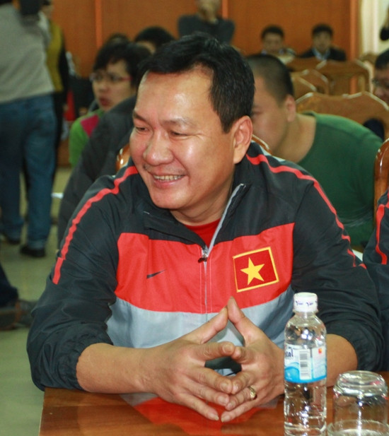 HLV Hoàng Văn Phúc nói: “Khi được Tổng cục TDTT và VFF tín nhiệm giao nhiệm vụ dẫn dắt ĐTQG tham dự hai trận đấu tại vòng loại Asian Cup 2015, tôi cảm thấy rất vinh dự và tự hào, đồng thời cũng cảm nhận được trách nhiệm lớn lao sắp được gánh vác. Bản thân tôi và các đồng nghiệp trong BHL đội tuyển đều thuộc thế hệ HLV được đào tạo bài bản, có may mắn đã trải qua quá trình dài làm việc trên băng huấn luyện và đạt được một số thành tích với các đội tuyển trẻ. Vì vậy chúng tôi hoàn toàn tự tin về chuyên môn của mình và sẽ phấn đấu đạt thành tích tốt nhất tại vòng loại Asian Cup 2015 sắp tới”. HLV Hoàng Văn Phúc nói: “Khi được Tổng cục TDTT và VFF tín nhiệm giao nhiệm vụ dẫn dắt ĐTQG tham dự hai trận đấu tại vòng loại Asian Cup 2015, tôi cảm thấy rất vinh dự và tự hào, đồng thời cũng cảm nhận được trách nhiệm lớn lao sắp được gánh vác. Bản thân tôi và các đồng nghiệp trong BHL đội tuyển đều thuộc thế hệ HLV được đào tạo bài bản, có may mắn đã trải qua quá trình dài làm việc trên băng huấn luyện và đạt được một số thành tích với các đội tuyển trẻ. Vì vậy chúng tôi hoàn toàn tự tin về chuyên môn của mình và sẽ phấn đấu đạt thành tích tốt nhất tại vòng loại Asian Cup 2015 sắp tới”.