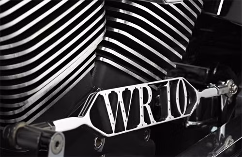 Phần động cơ xe cũng có dấu ấn thiết kế riêng cho R10.