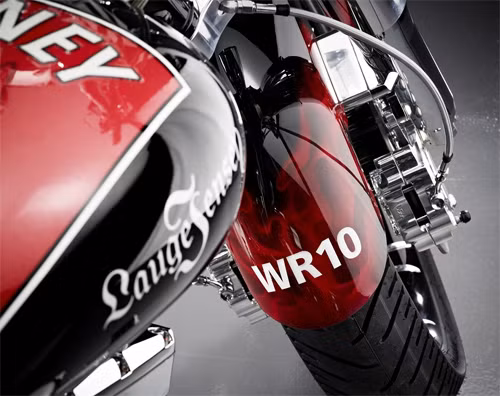 Chắn bùn trước cũng có chữ viết tắt tên Rooney.