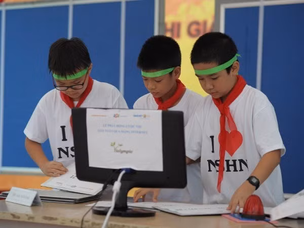 Cỗ máy kiếm tiền thi giải Toán, tiếng Anh qua mạng hoạt động thế nào? ảnh 2