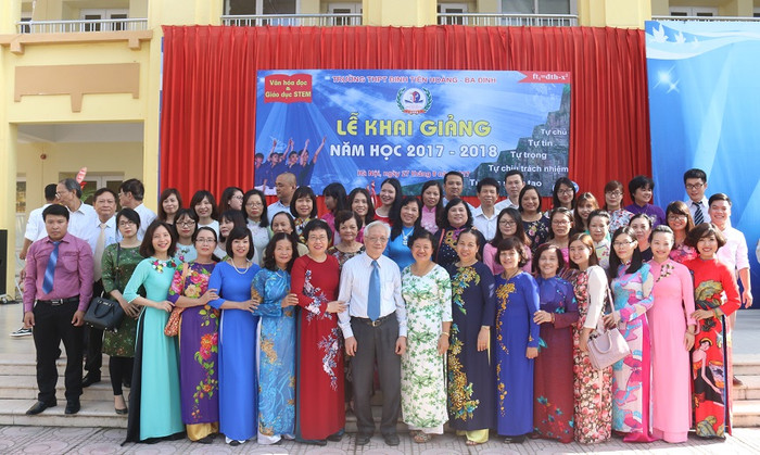 Đội ngũ cán bộ giáo viên chụp ảnh kỷ niệm Đội ngũ cán bộ giáo viên chụp ảnh kỷ niệm