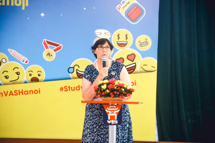 Cô Rowena Barnett - Phó Hiệu trưởng Nhà trường phát biểu chào đón các bạn học sinh.