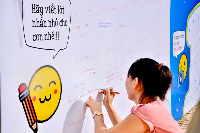 Phụ huynh có góc riêng để ghi những lời chúc cho con trong ngày đầu tiên tới trường.