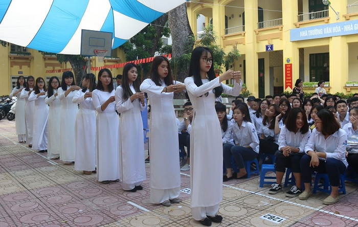 Thầy và trò nhà trường cùng dâng hương tưởng nhớ Người anh hùng dân tộc Đinh Tiên Hoàng trong ngày khai giảng. Thầy và trò nhà trường cùng dâng hương tưởng nhớ Người anh hùng dân tộc Đinh Tiên Hoàng trong ngày khai giảng.