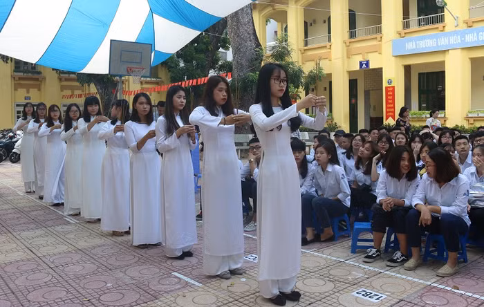 Thầy và trò nhà trường cùng dâng hương tưởng nhớ Người anh hùng dân tộc Đinh Tiên Hoàng trong ngày khai giảng. Thầy và trò nhà trường cùng dâng hương tưởng nhớ Người anh hùng dân tộc Đinh Tiên Hoàng trong ngày khai giảng.