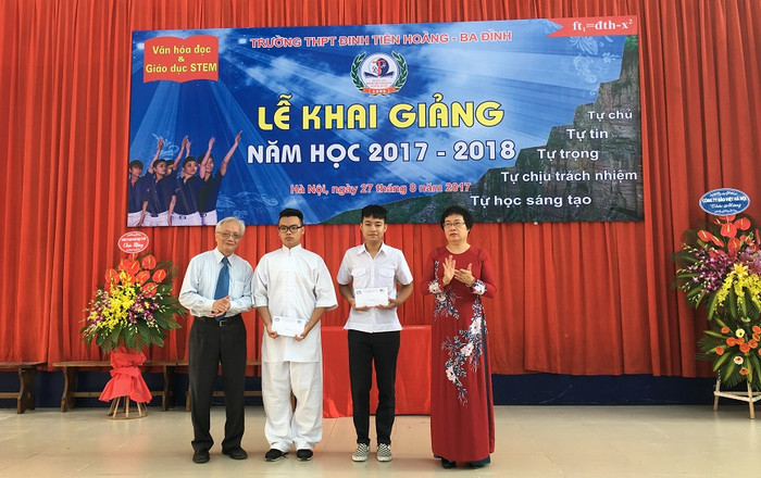 Lãnh đạo nhà trường vinh danh và trao học bổng, quà tặng cho những học sinh giỏi, học sinh nghèo vượt khó của trường Lãnh đạo nhà trường vinh danh và trao học bổng, quà tặng cho những học sinh giỏi, học sinh nghèo vượt khó của trường