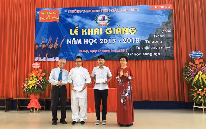 Lãnh đạo nhà trường vinh danh và trao học bổng, quà tặng cho những học sinh giỏi, học sinh nghèo vượt khó của trường Lãnh đạo nhà trường vinh danh và trao học bổng, quà tặng cho những học sinh giỏi, học sinh nghèo vượt khó của trường