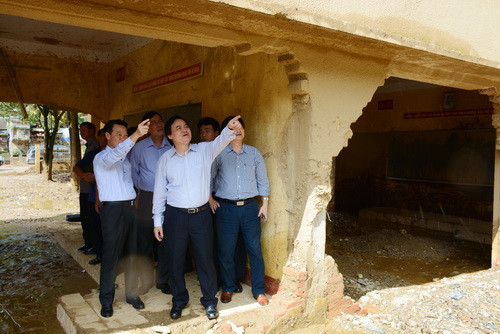 Bộ trưởng Phùng Xuân Nhạ khảo sát tại Trường Tiểu học, Trung học cơ sở Võ Thị Sáu, huyện Mù Cang Chải Bộ trưởng Phùng Xuân Nhạ khảo sát tại Trường Tiểu học, Trung học cơ sở Võ Thị Sáu, huyện Mù Cang Chải