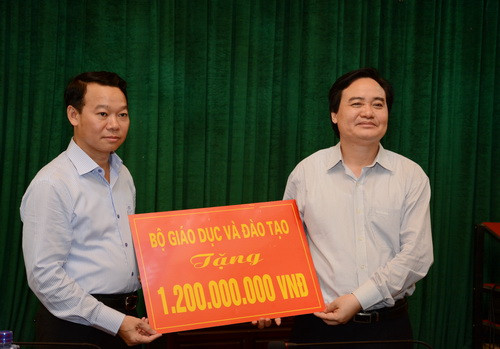 Thay mặt cán bộ, giáo viên và nhân viên ngành Giáo dục cả nước, Bộ trưởng Phùng Xuân Nhạ trao tặng cho ngành giáo dục Yên Bái số tiền 1,2 tỷ đồng Thay mặt cán bộ, giáo viên và nhân viên ngành Giáo dục cả nước, Bộ trưởng Phùng Xuân Nhạ trao tặng cho ngành giáo dục Yên Bái số tiền 1,2 tỷ đồng