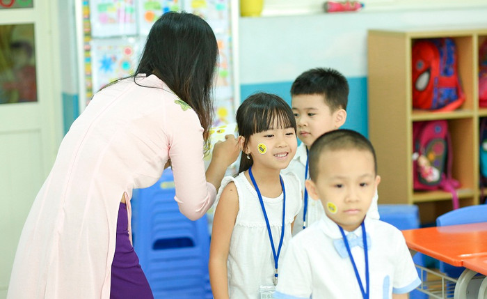 Các bạn nhỏ lớp 1 rất thích thú với sticker và bánh Emoji