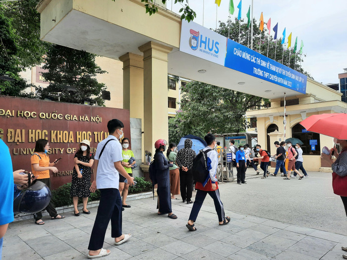 Khung cảnh buổi thi vào lớp 10 Trường Trung học phổ thông Chuyên Khoa học Tự nhiên. Ảnh: Trần Lý Khung cảnh buổi thi vào lớp 10 Trường Trung học phổ thông Chuyên Khoa học Tự nhiên. Ảnh: Trần Lý