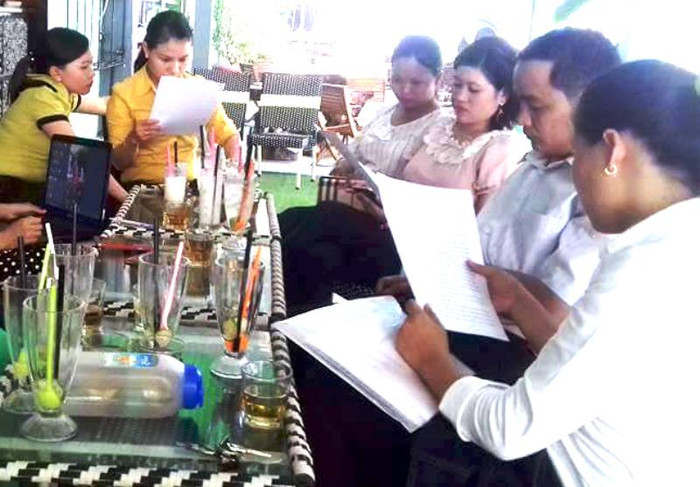 Các giáo viên hợp động đã gửi 8 kiến nghị đến cơ quan chức năng với mong muốn được tiếp tục đứng trên bục giảng. Ảnh: TT Các giáo viên hợp động đã gửi 8 kiến nghị đến cơ quan chức năng với mong muốn được tiếp tục đứng trên bục giảng. Ảnh: TT