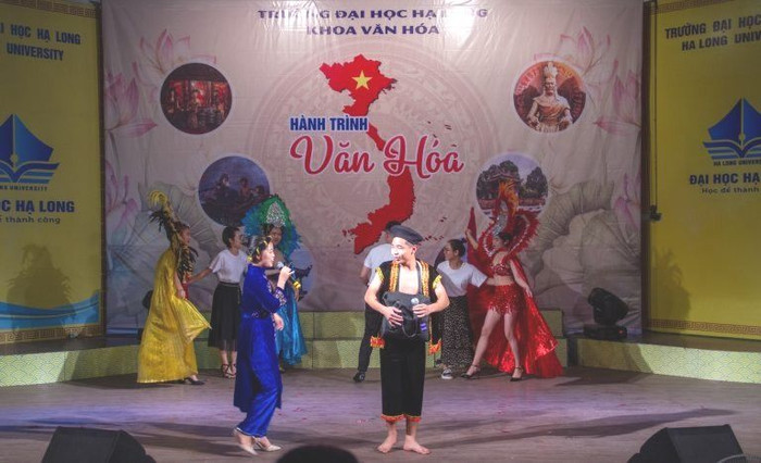 Sinh viên khoa Văn hóa Trường Đại học Hạ Long tham gia thực hành trong chương trình "Hành trình văn hóa" do nhà trường tổ chức (Ảnh: Website nhà trường). z3865659888730_529a0e61ad107e921872d04f309c31bf-768x467.jpg
