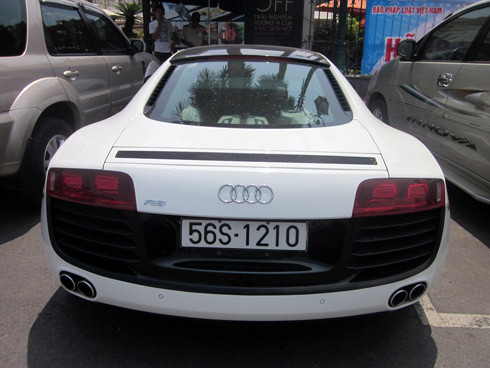 Trong phân cấp sản phẩm, R8 cạnh tranh với các đối thủ ngang tầm như Porsche 911 Carrera 4S, BMW M6 hay cao hơn chút là Aston Martin V8 Vantage.