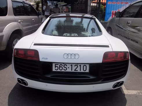 Trong phân cấp sản phẩm, R8 cạnh tranh với các đối thủ ngang tầm như Porsche 911 Carrera 4S, BMW M6 hay cao hơn chút là Aston Martin V8 Vantage. Trong phân cấp sản phẩm, R8 cạnh tranh với các đối thủ ngang tầm như Porsche 911 Carrera 4S, BMW M6 hay cao hơn chút là Aston Martin V8 Vantage.