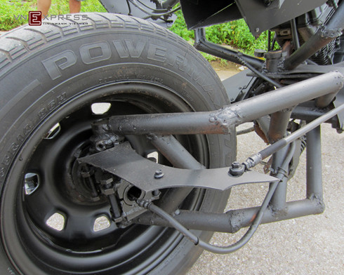 Cơ cấu lái phỏng theo kiểu ôtô. Khi quay tay lái, bánh trước quay theo nhưng toàn bộ phần khung, càng vẫn cố định.