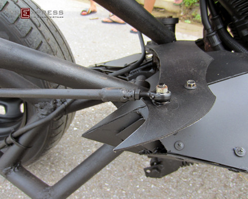 Thanh dẫn hướng nhỏ nối đòn quay (tấm sắt dẹt) với cam quay bánh trước bằng khớp cầu.