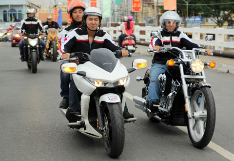 Bộ đôi Honda gồm "cá mập" DN-01 và VTX1800.