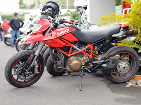 Một chiếc Ducati Hypermotard 1100.