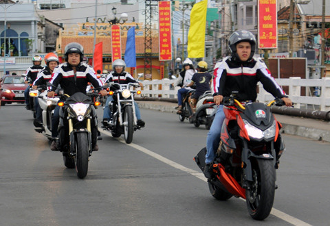 "Kẻ tám lạng, người nửa cân" Kawasaki Z1000 và Honda CB1000.